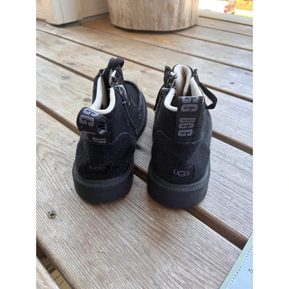 UGG Kids‎ Chelham weather  waterproof Boots Size 2 Black suade